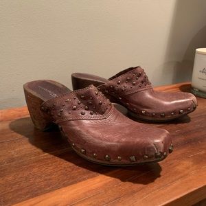 Kenneth Cole Brown Leather Clogs Brass Rivets